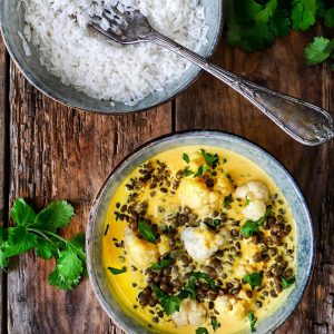 assiette de curry de chou-fleur aux lentilles