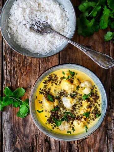 Curry de chou-fleur et lentilles, servi avec du riz.