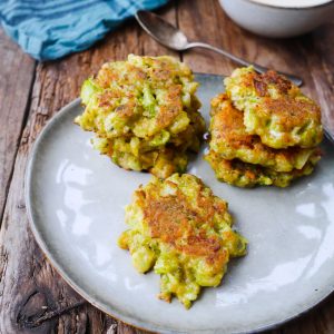 Galettes de courgettes avec sauce blanche