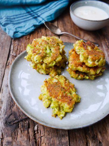 Galettes de courgettes avec sauce blanche