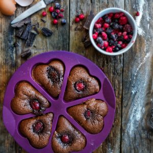 Muffins chocolat cœur aux fruits rouges, vue du dessus