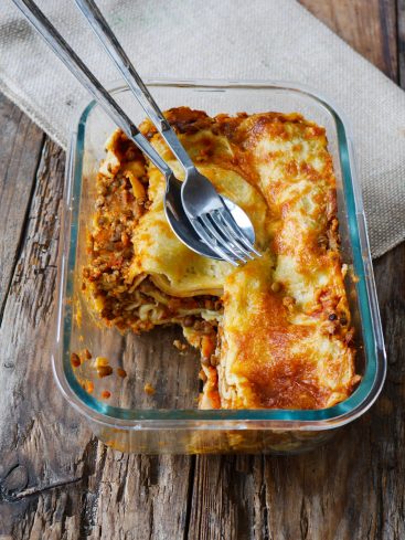 Lasagnes aux lentilles dans un plat en verre