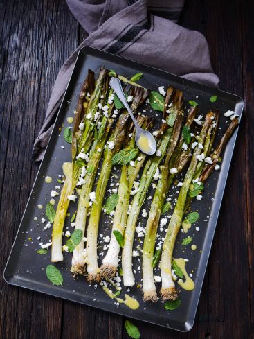 Poireaux grillés avec feta, menthe et vinaigrette citronnée