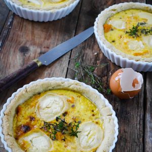 Tartelettes au chèvre et potimarron sur table rustique