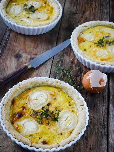 Tartelettes au chèvre et potimarron sur table rustique