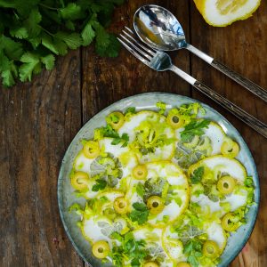 Salade de cédrat avec olives et persil