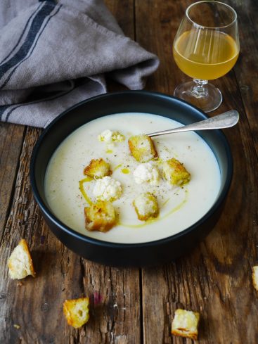 Soupe de chou-fleur crémeuse avec croûtons et huile d'olive.