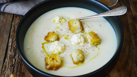 assiette de soupe de chou-fleur au lait sans lactose