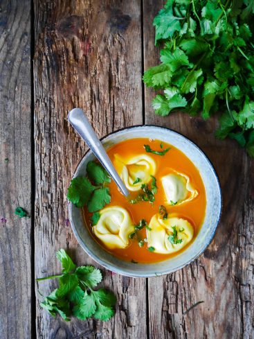 Soupe de tortellinis à la tomate et coriandre
