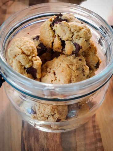 Cookies aux pépites de chocolat dans un bocal.