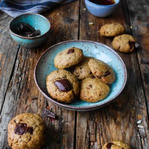 Cookies au chocolat sur table en bois rustique.