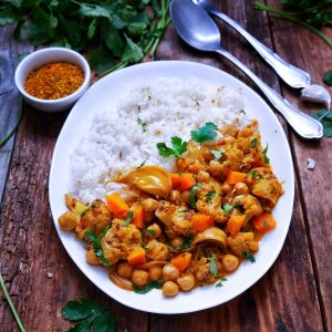 Plat de riz, curry de légumes et pois chiches