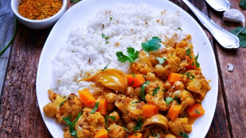 une assiette de curry de cou-fleur courge, servie avec du riz