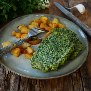 Galettes d'épinards avec pommes de terre sur assiette