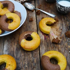 Donuts bicolores sur table en bois avec lait