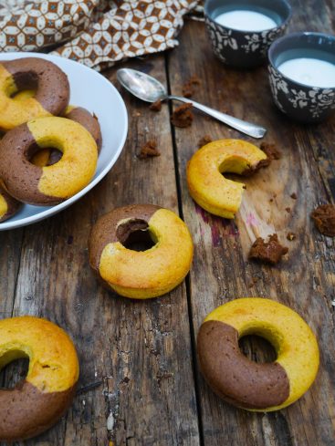 Donuts bicolores sur table en bois avec lait