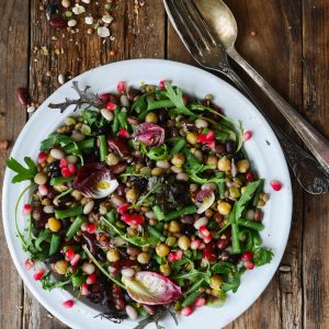 assiette de salade de légumineuse et haricots