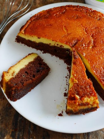 Gâteau choco-flan tranché sur assiette blanche.
