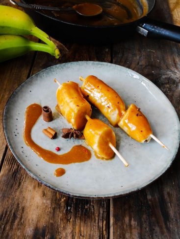 Brochettes de banane plantain caramélisée avec épices