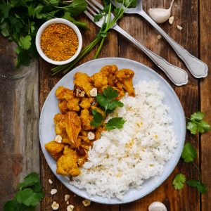 Plat de riz et curry de chou-fleur sur bois.