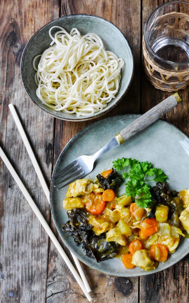 assiette de curry japonais et champignons noirs, servi avec des nouilles