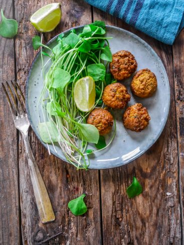 Falafels avec salade et citron vert sur assiette