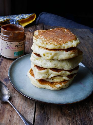 Pile de pancakes moelleux avec pâte à tartiner Noccio