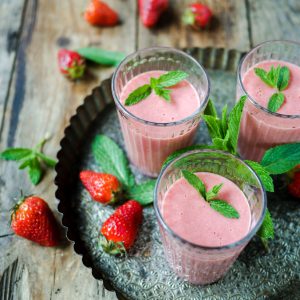 Smoothies aux fraises avec menthe sur plateau
