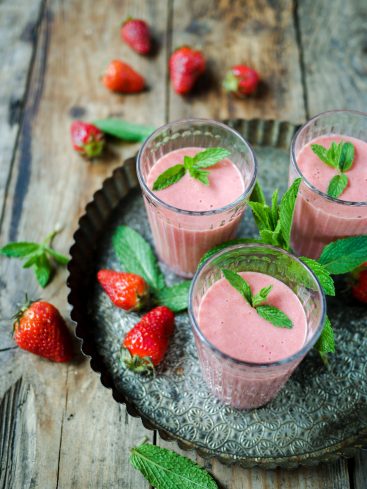 Smoothies aux fraises avec menthe sur plateau