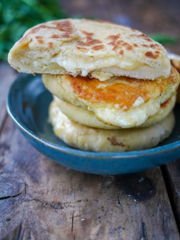 Khachapuri : galettes au fromage géorgiennes dans un bol