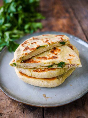 Khachapuri Géorgien : galettes de pain farcies à la verdure.