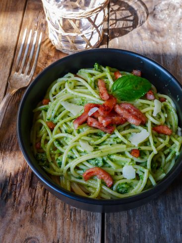 Assiette de spaghetti au pesto, lardons et parmesan.