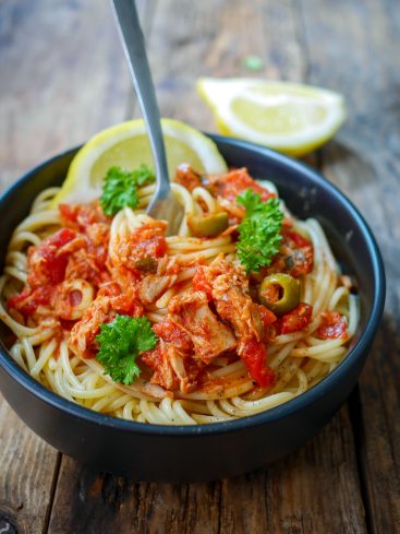 Spaghettis au thon, tomates, olives et citron.