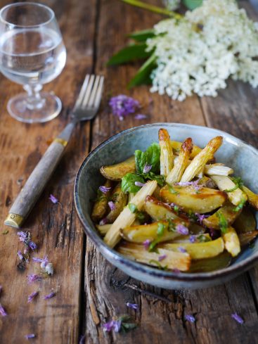 Salade d'asperges et pommes de terre sur table boisée