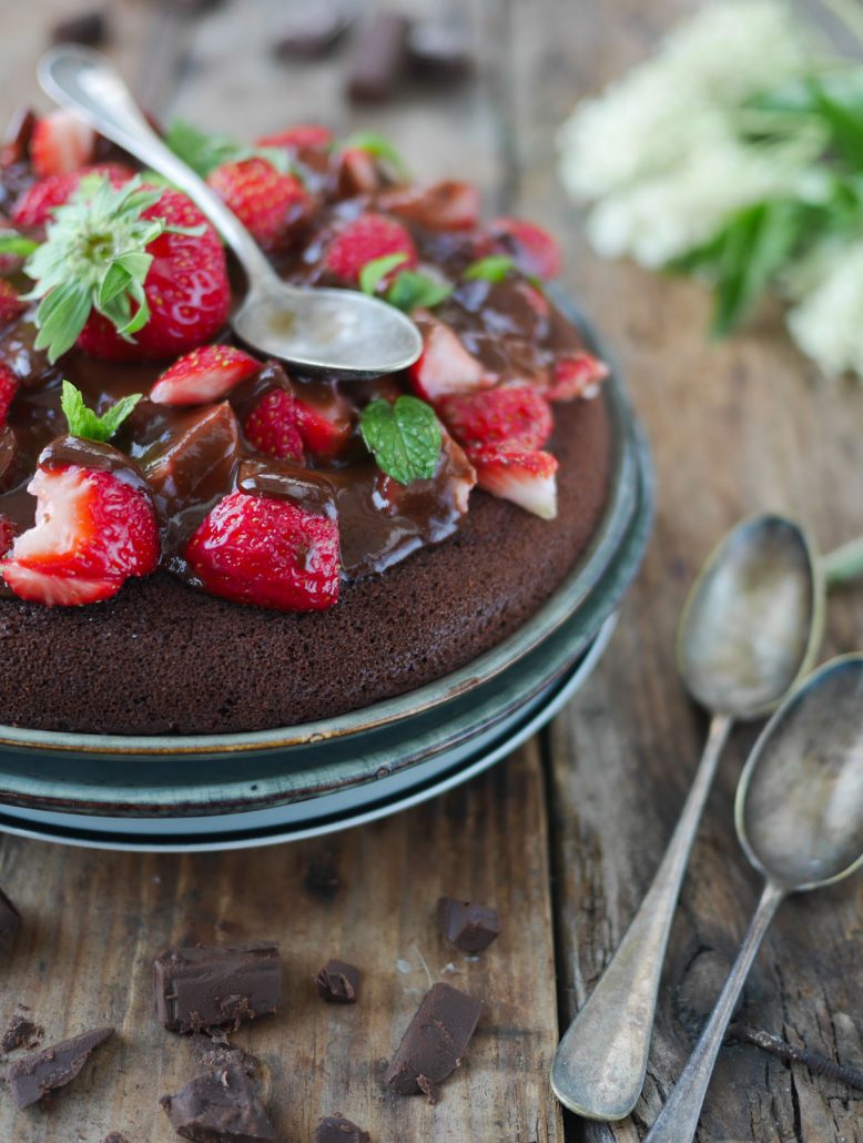 gâteau au chocolat et fraises avec chocolat fondu et feuilles de menthe