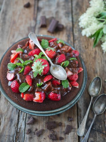 Gâteau chocolat, fraises, menthe et sauce chocolat sur bois.