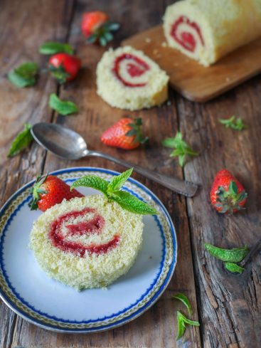 Gâteau roulé à la fraise sur table en bois
