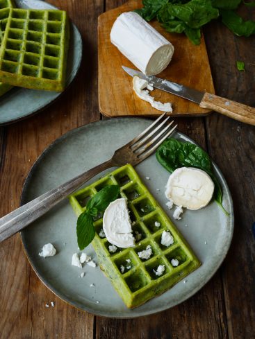 Gaufre épinard, fromage de chèvre, sur table boisée