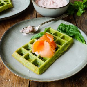 Gaufre verte au saumon et crème rose