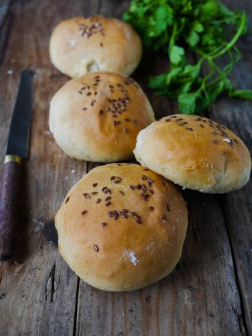 Brioches maison aux graines de lin sur table bois