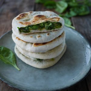 Pains pita farcis aux épinards sur une assiette