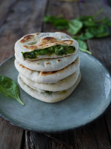 Pains pita farcis aux épinards sur une assiette