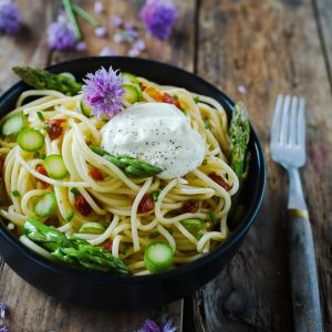 Spaghettis aux asperges, crème et fleurs de ciboulette.