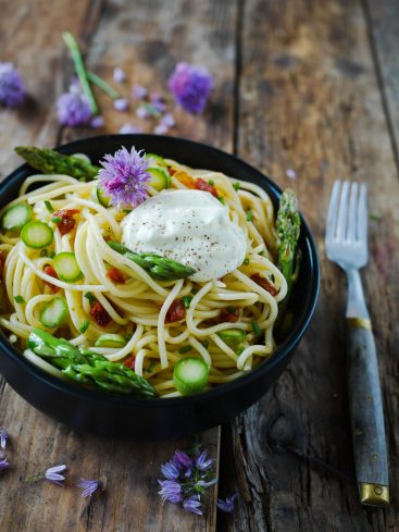 Spaghettis aux asperges, crème et fleurs de ciboulette.