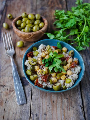 Salade de quinoa avec pois chiches, olives et légumes.