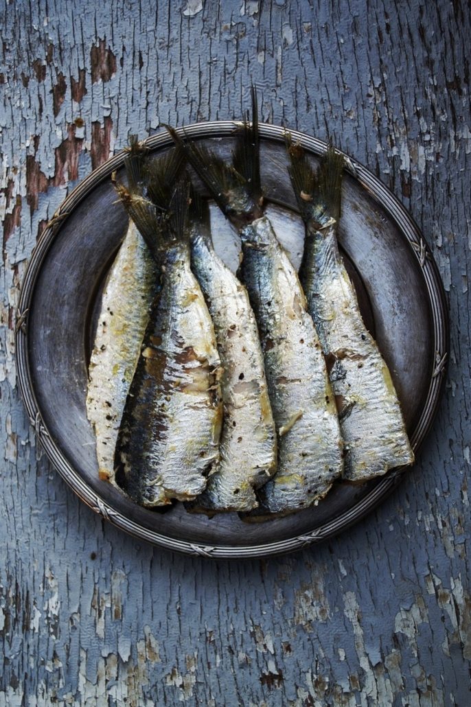 assiette de sardines grillées