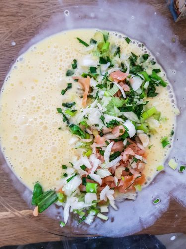 Préparation d'une omelette au saumon et ciboulette
