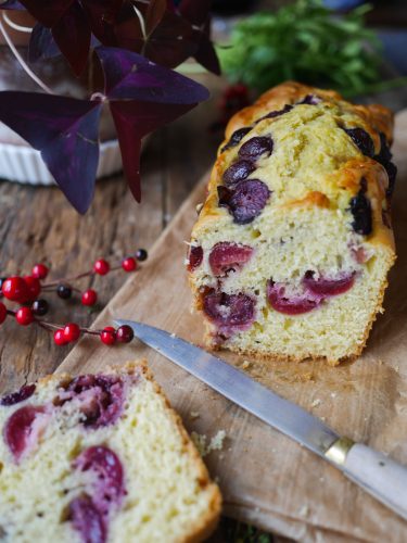 Gâteau aux cerises coupé, servi sur papier sulfurisé.