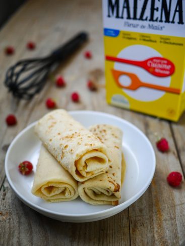 Crêpes Maïzena roulées avec framboises et fouet