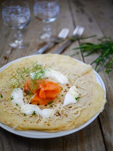 Crêpes au saumon fumé, crème et aneth